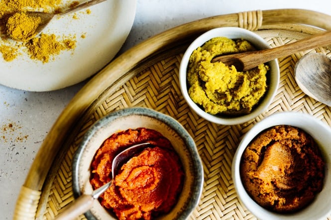 Verschiedene Curry Pasten auf einem Tisch angerichtet
