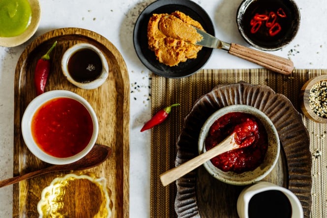  Asiatische Öle und Pasten auf einem Tisch angerichtet