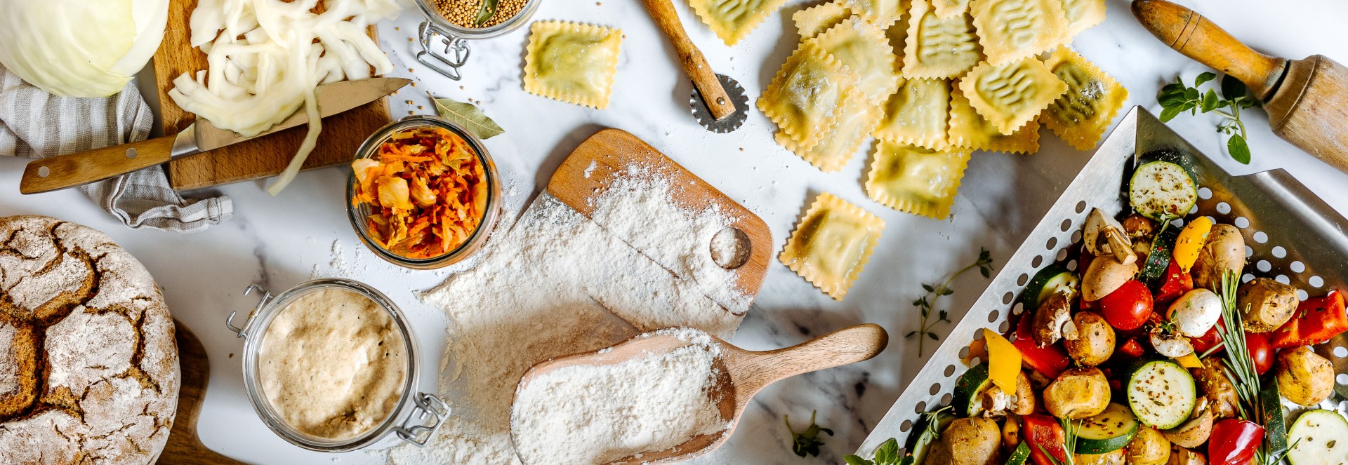 SPAR Mahlzeit! Header Küchenkunde Gedeckter Tisch mit Grillgut, Teig, und vielen anderen Delikatessen
