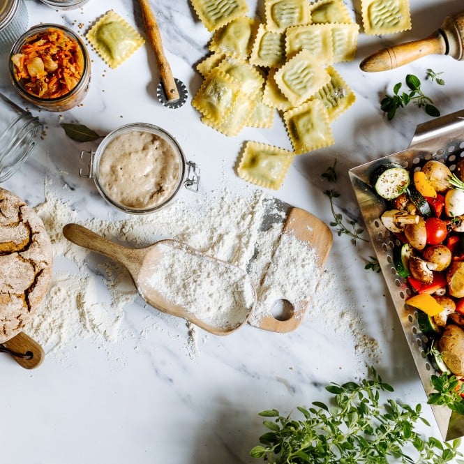 SPAR Mahlzeit! Header Küchenkunde Gedeckter Tisch mit Grillgut, Teig, und vielen anderen Delikatessen