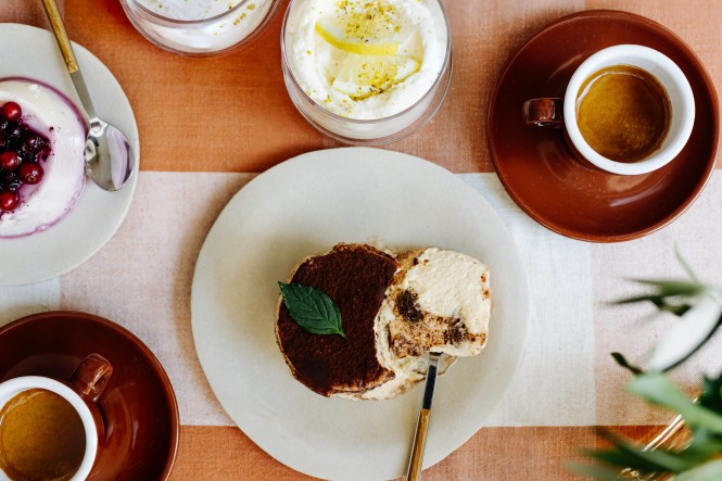 Gedeckter Tisch mit Tiramisu, Espresso und Panna cotta