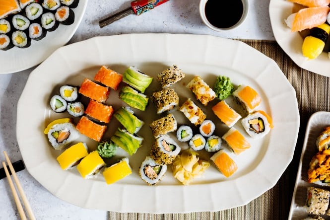 Eine Platte voller verschiedenen Sushis