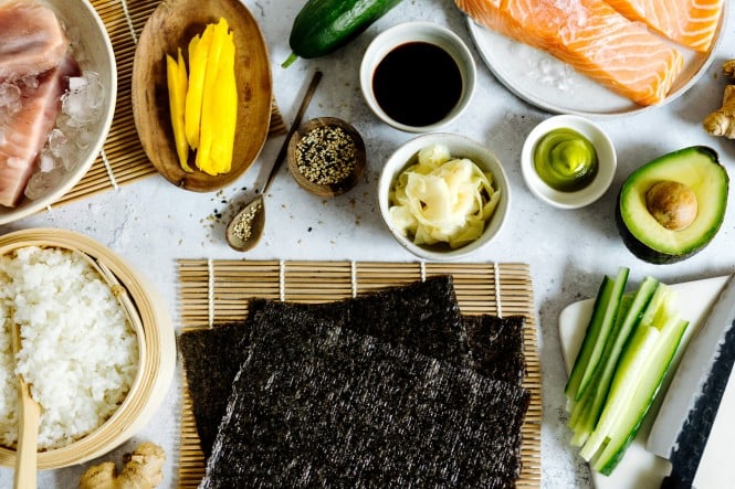 Ein Tisch mit allen Zutaten die man für Sushi braucht