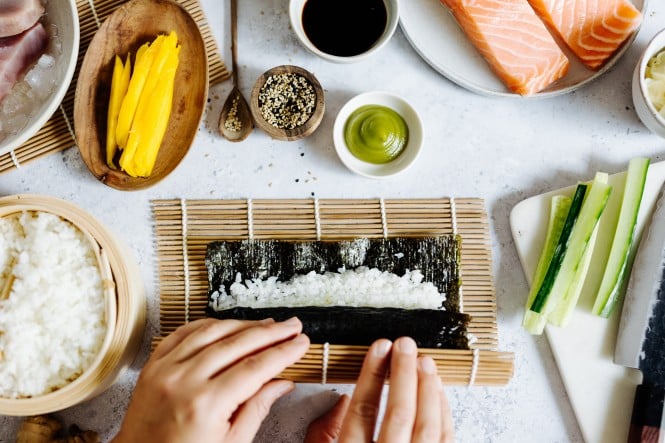 Auf diesem Bild wird gezeigt wie man Sushi rollt