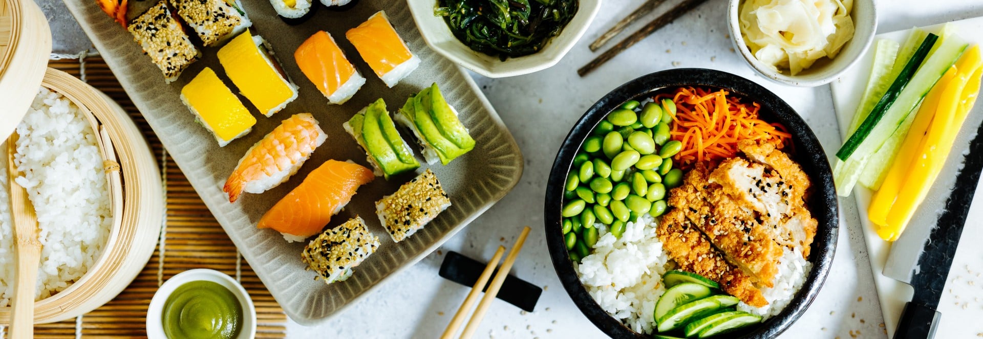Ein Tisch gedeckt mit Sushis und Sushi Bowls