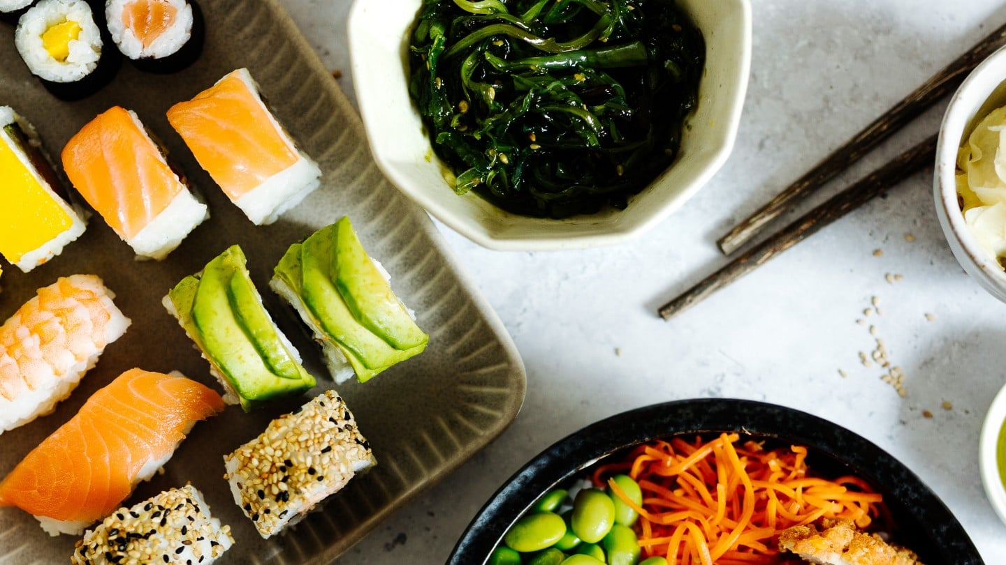 Ein Tisch gedeckt mit Sushis und Sushi Bowls