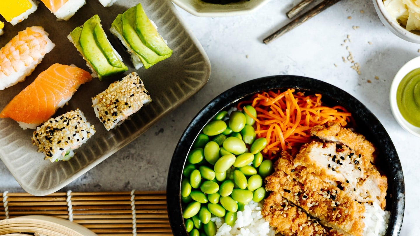 Ein Tisch gedeckt mit Sushis und Sushi Bowls