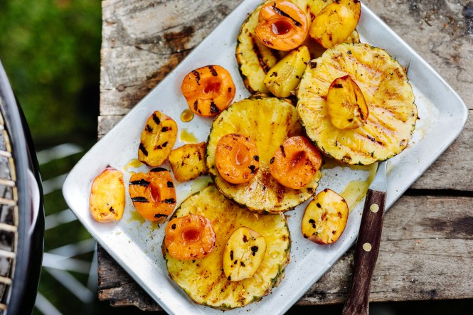Gegrilltes Obst auf einer Platte angerichtet