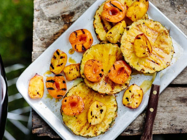 Gegrilltes Obst auf einer Platte angerichtet