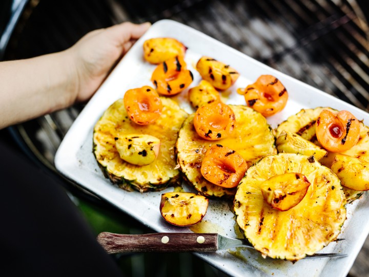 Gegrilltes Obst auf einer Platte angerichtet