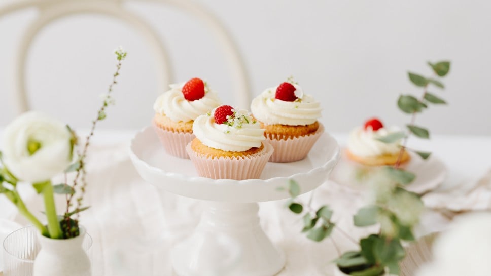 Himbeer Cupcakes mit White Chocolate Frosting