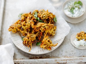 SPAR Mahlzeit Gemüse Pakora mit Joghurt-Minze-Dip
