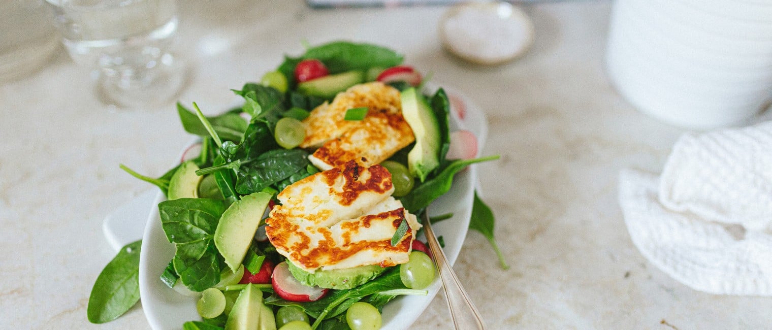 Halloumi Salat mi Avocado