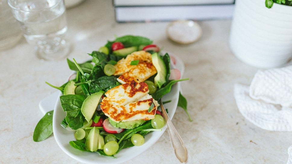 Halloumi Salat mi Avocado