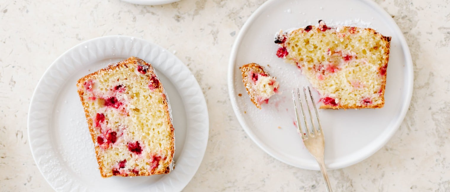 Kuchenstücke auf zwei Tellern serviert 