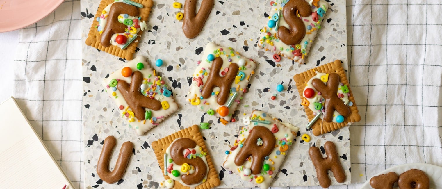 Bunte Buchstabenkekse