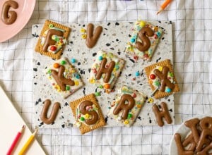Bunte Buchstabenkekse