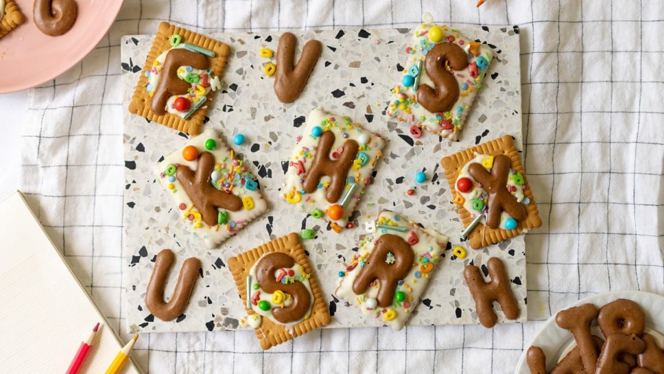 Bunte Buchstabenkekse