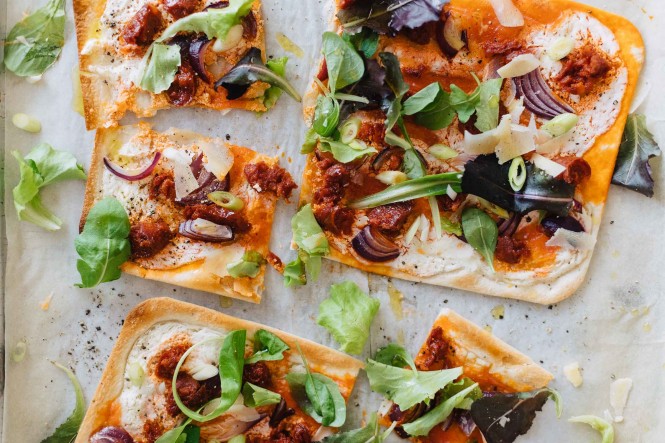 Spanischer Flammkuchen mit Chorizo