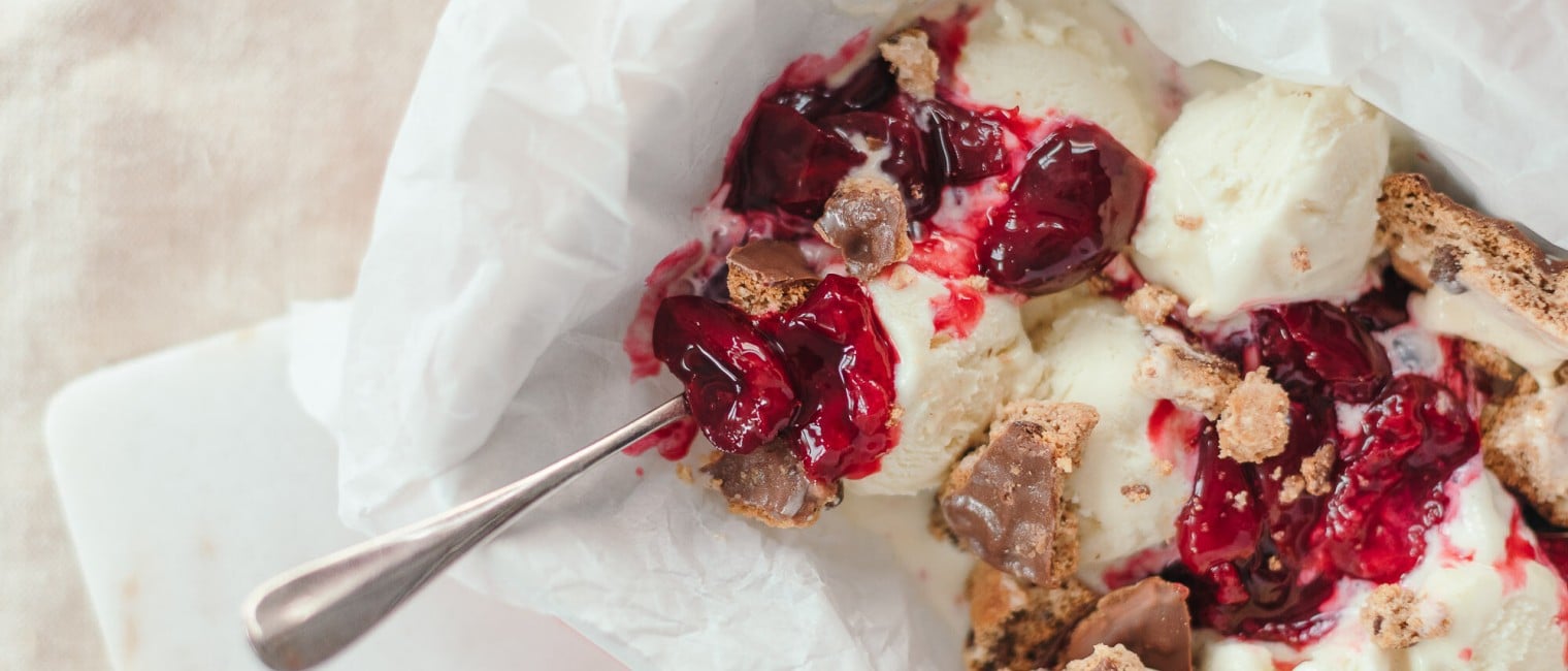SPAR Mahlzeit Kirsch-Vanilleeis mit Cookie Crumbles
