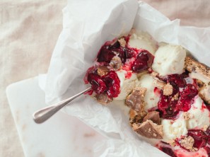 SPAR Mahlzeit Kirsch-Vanilleeis mit Cookie Crumbles