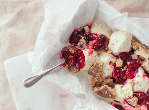 SPAR Mahlzeit Kirsch-Vanilleeis mit Cookie Crumbles