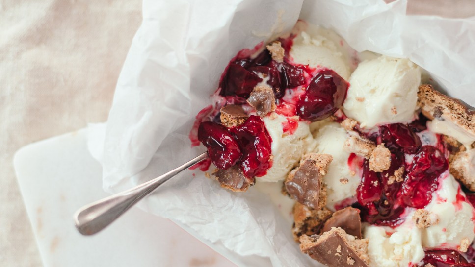 SPAR Mahlzeit Kirsch-Vanilleeis mit Cookie Crumbles