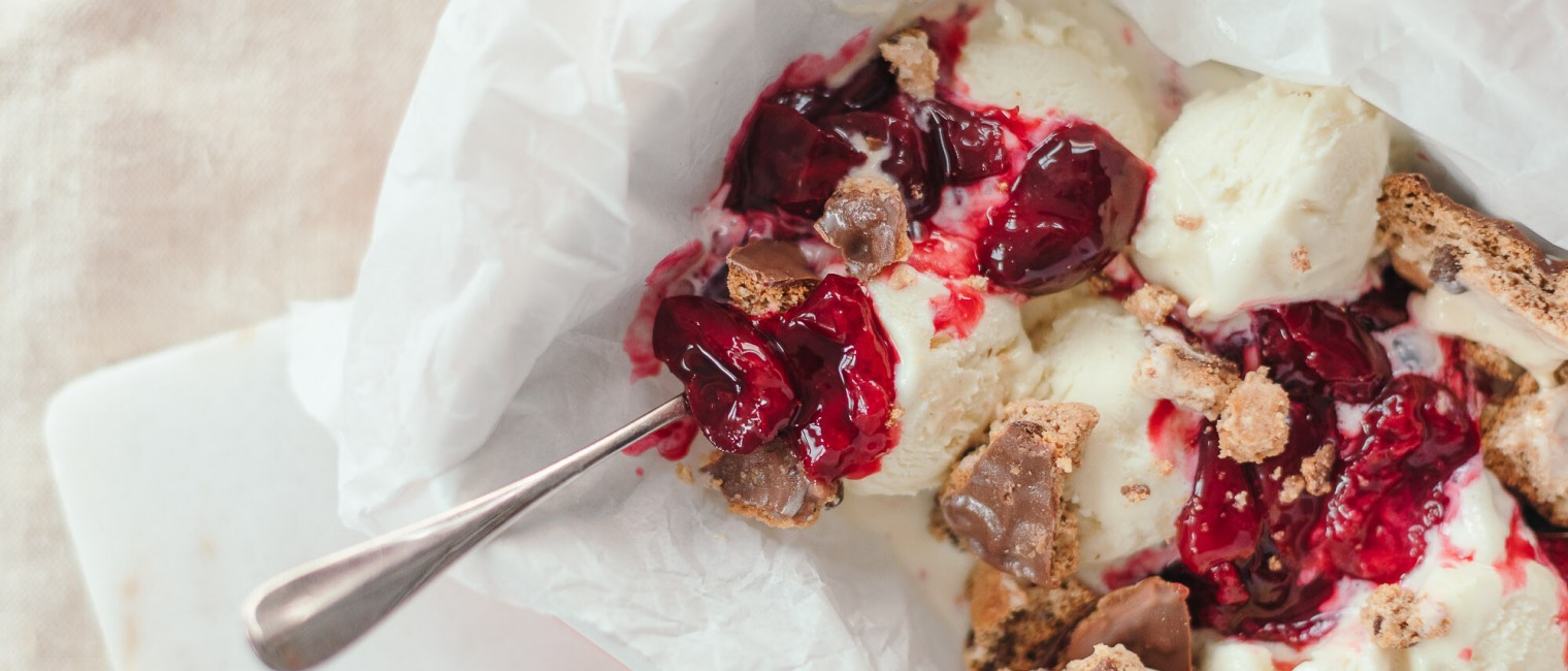 Kirsch-Vanilleeis mit Cookie Crumbles Kirsch-Vanilleeis mit Cookie Crumbles