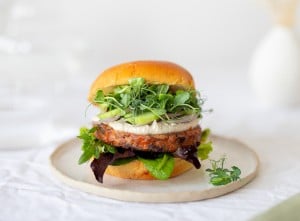 Tempeh-Burger mit Cashew Sauce