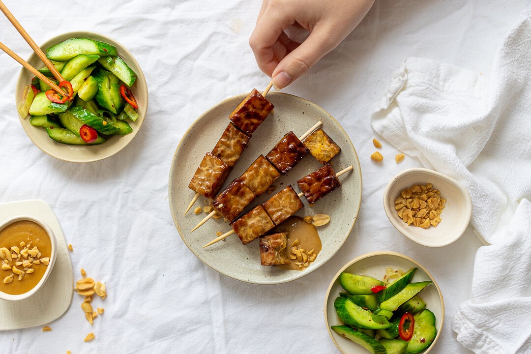Tempeh - Satay Spieße mit Thai Gurkensalat