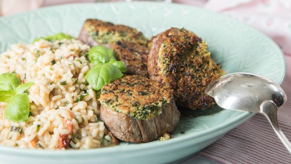 SPAR Mahlzeit Kalbsmedaillons mit Kräuterkruste & Kräuterrisotto