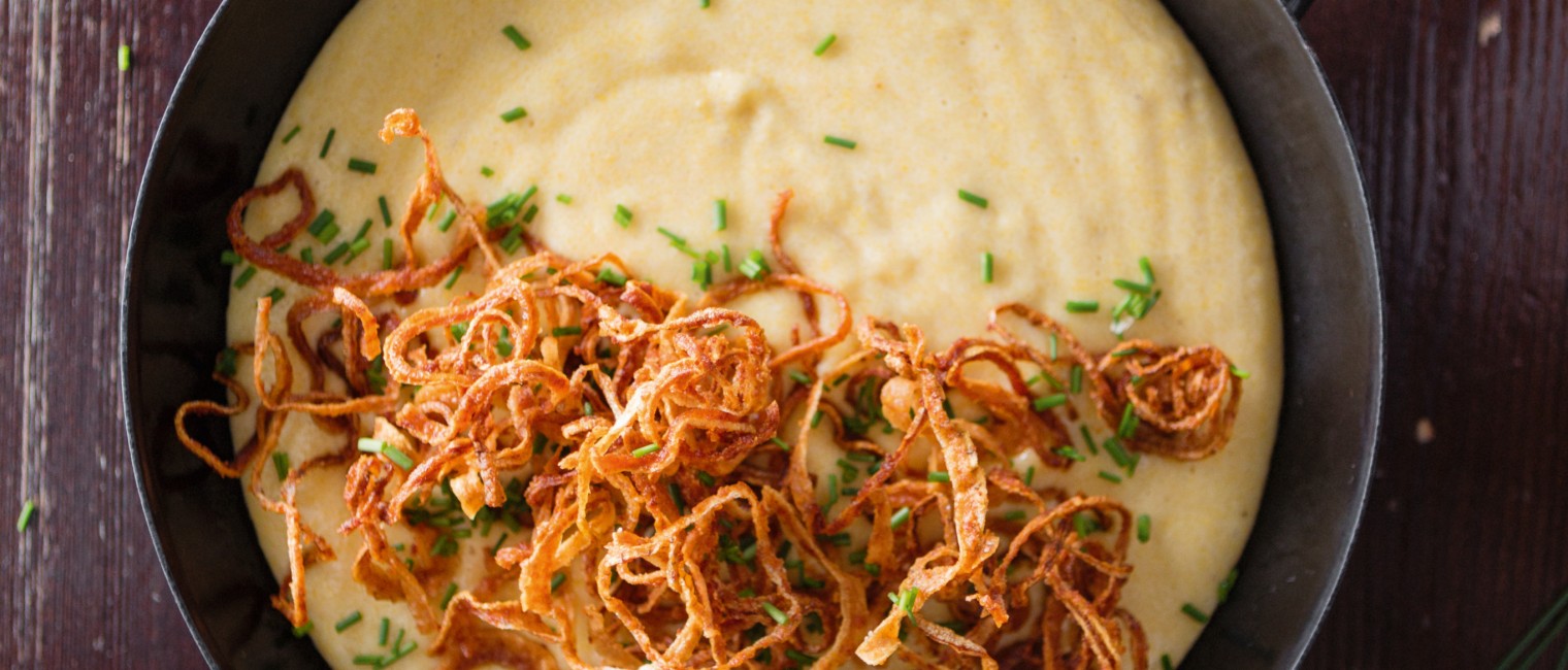 SPAR Mahlzeit Cremepolenta mit Vorarlberger Käse und knusprigen Zwiebeln