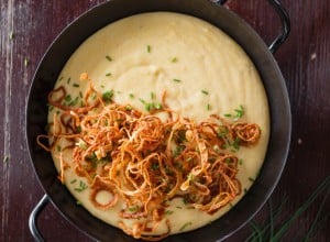 Cremepolenta mit Vorarlberger Käse und knusprigen Zwiebeln