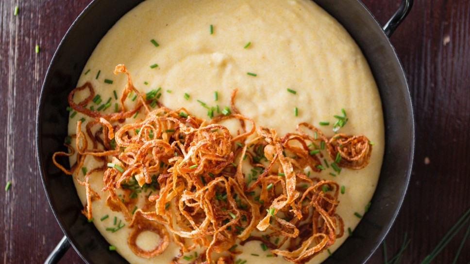SPAR Mahlzeit Cremepolenta mit Vorarlberger Käse und knusprigen Zwiebeln