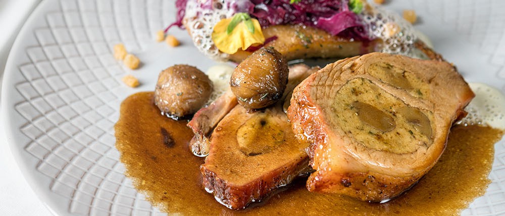 SPAR Mahlzeit Gefüllte Kalbsbrust mit Rotkraut auf Karamellisierter Birne und Maroni