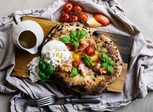 SPAR Mahlzeit Pizza Caprese mit Nektarinen und Burrata