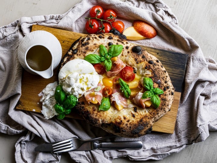 Pizza Caprese mit Nektarinen und Burrata