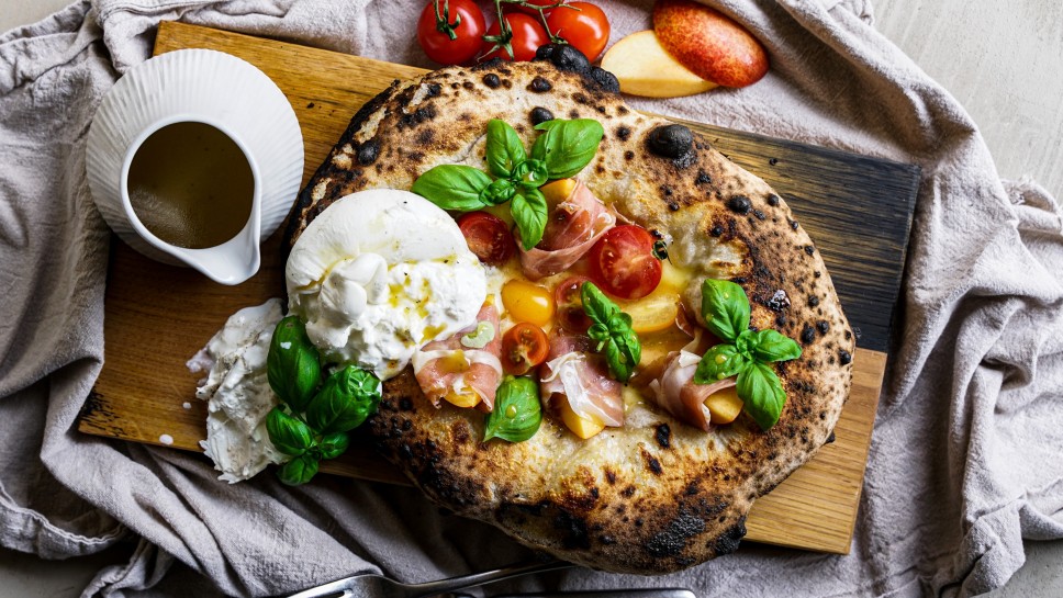 SPAR Mahlzeit Pizza Caprese mit Nektarinen und Burrata