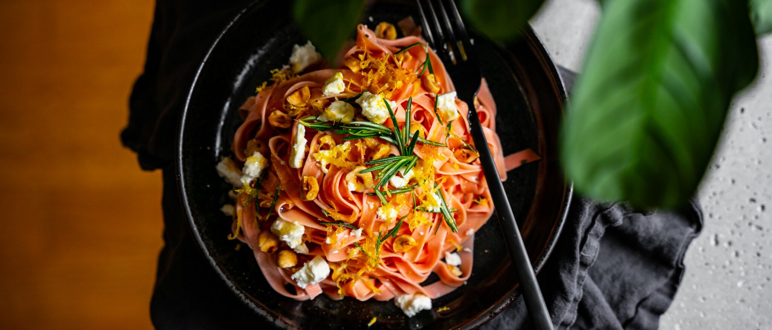 SPAR Mahlzeit Rote Rüben Fettuccine mit Feta & gerösteten Nüssen
