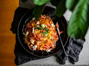 SPAR Mahlzeit Rote Rüben Fettuccine mit Feta & gerösteten Nüssen
