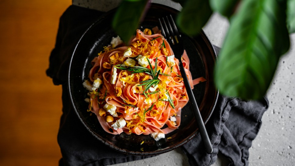 SPAR Mahlzeit Rote Rüben Fettuccine mit Feta & gerösteten Nüssen