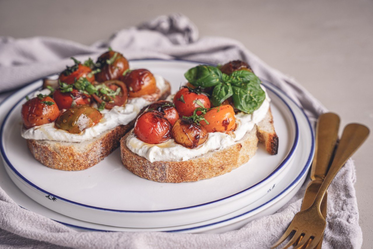 Ricotta Crostini mit karamellisierten Tomaten