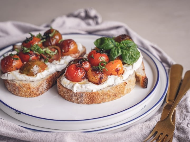 Ricotta Crostini mit karamellisierten Tomaten