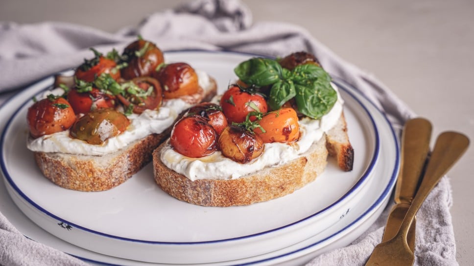 SPAR Mahlzeit Ricotta Crostini mit karamellisierten Tomaten