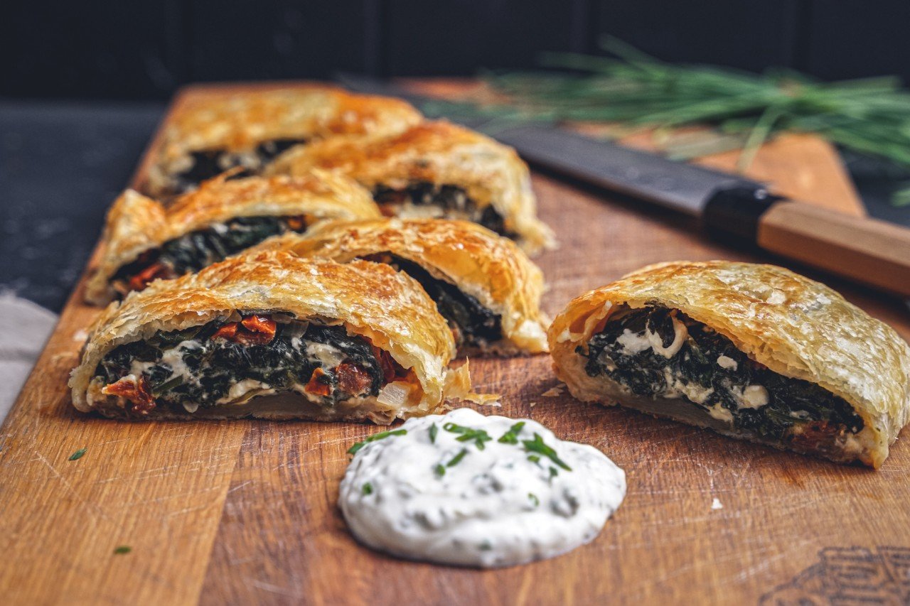 Spinatstrudel mit Feta &amp; Dip » Rezept | SPAR Mahlzeit!