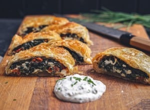 Spinatstrudel mit Feta und Dip