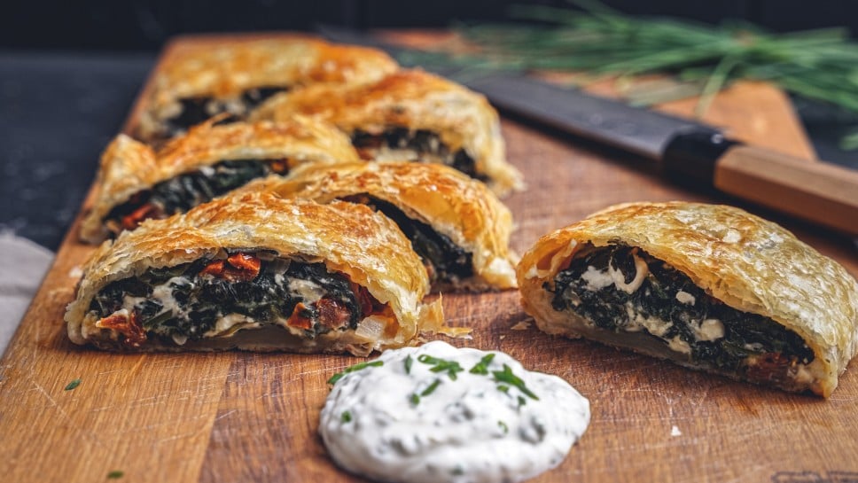 SPAR Mahlzeit! Spinatstrudel mit Feta und Dip