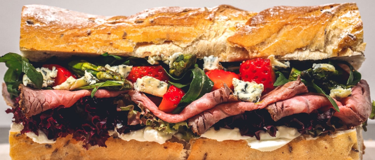 SPAR Mahlzeit Roastbeef Sandwich mit Spargel und Erdbeeren