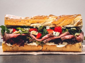 SPAR Mahlzeit Roastbeef Sandwich mit Spargel und Erdbeeren
