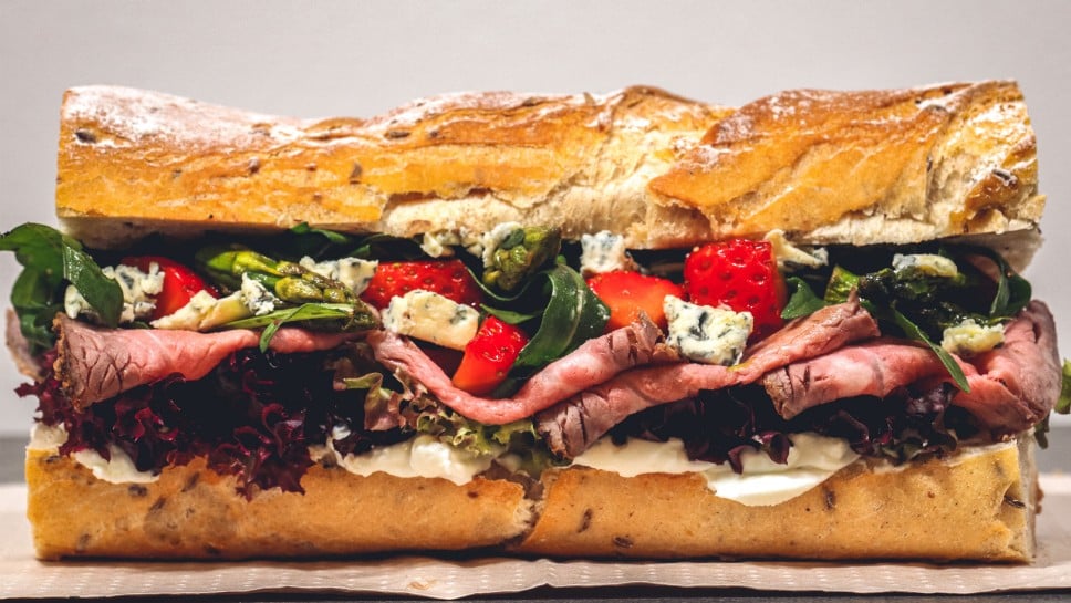SPAR Mahlzeit Roastbeef Sandwich mit Spargel und Erdbeeren